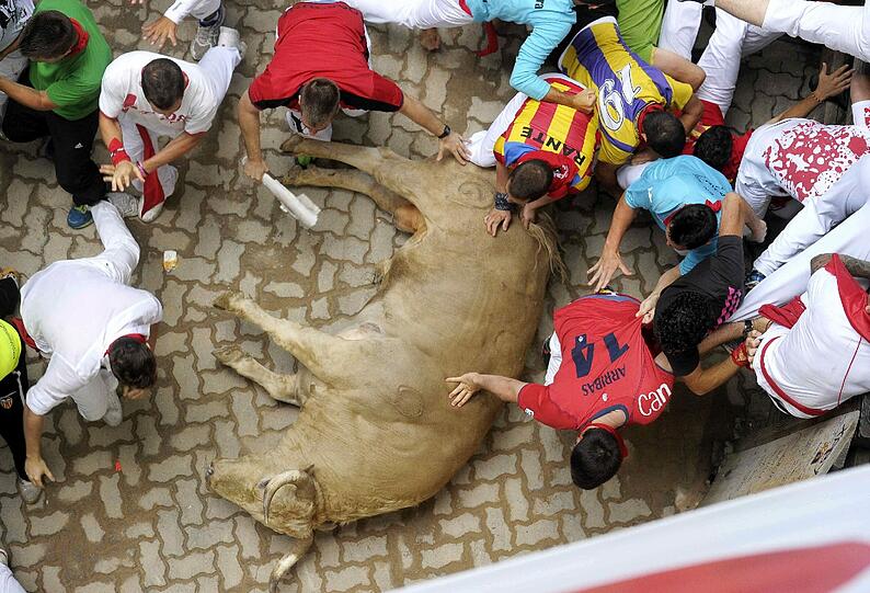 Stierhatz brutal: Aktuelle Bilder aus Pamplona.