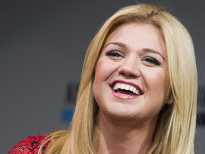Kelly Clarkson kann über ihre Kritiker nur lachen