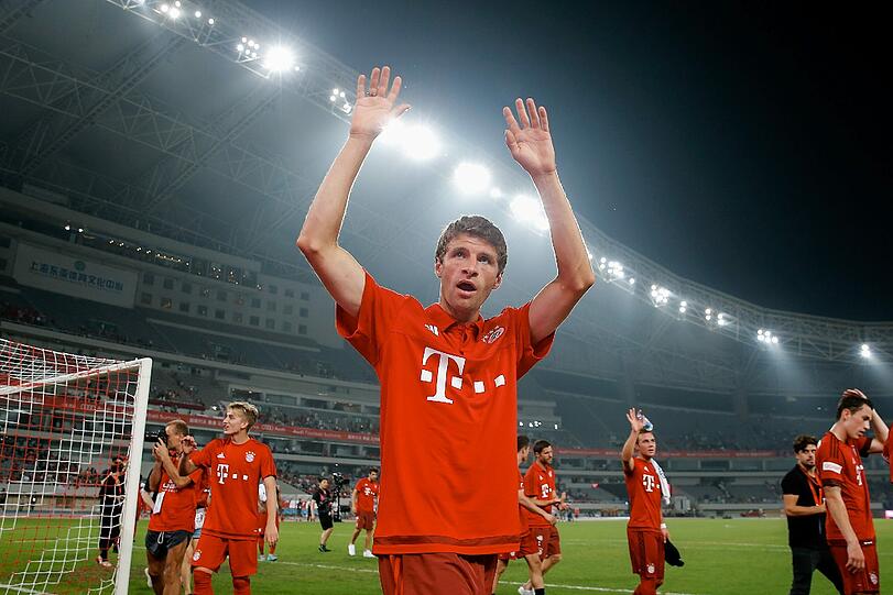 Thomas Müller grüßt die Fans.