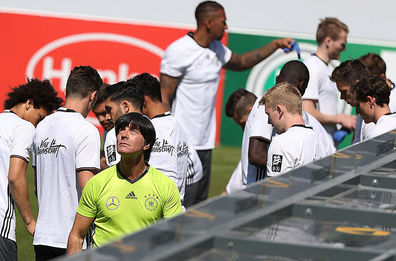 Joachim Löw und seine Schützlinge bei der ersten Einheit im EM-Trainingslager in Ascona.