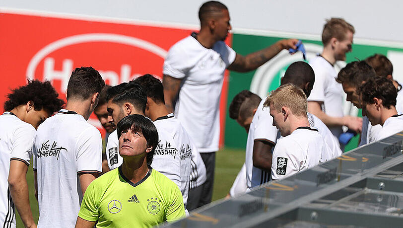 Joachim Löw und seine Schützlinge bei der ersten Einheit im EM-Trainingslager in Ascona. Joachim Löw und seine Schützlinge bei der ersten Einheit im EM-Trainingslager in Ascona.
