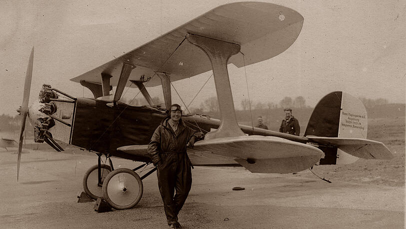 Thea Rasche (1899 - 1971) wurde in den USA bekannt als "The Flying Fräulein": Sie war die erste deutsche Frau mit Kunstflugschein. Ihre Idee eines "Friedensflugs um die Welt" scheiterte am Geld.