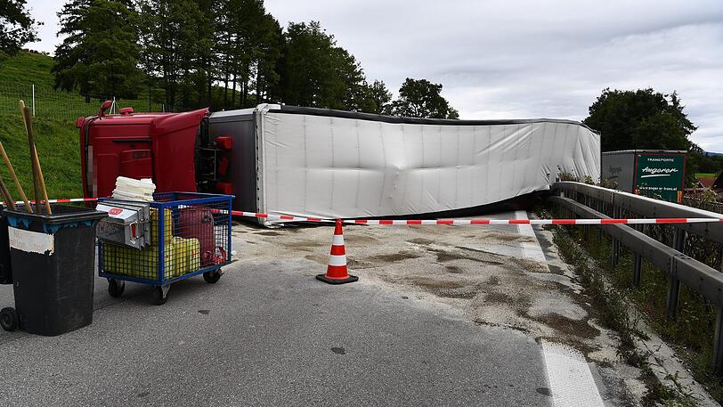 Der Sattelzug blockierte die komplette Fahrbahn.
