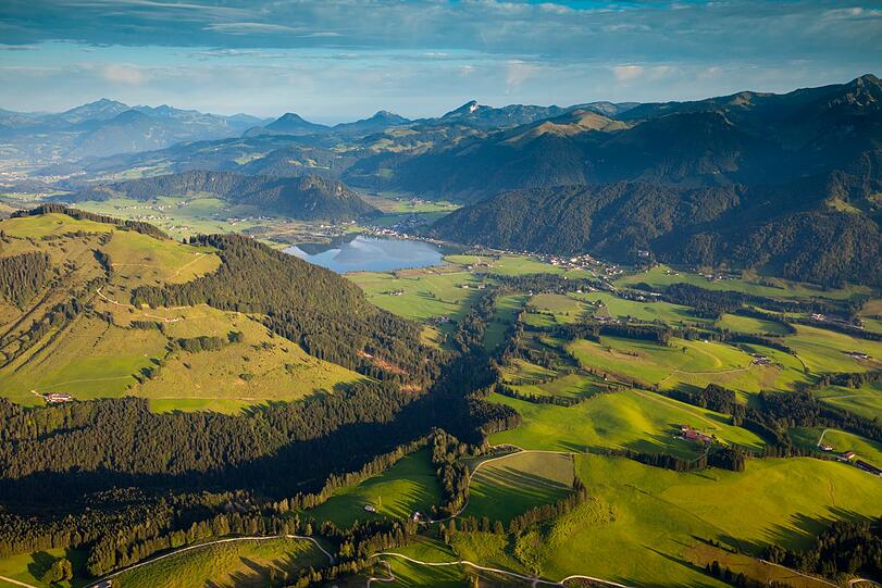 Flankiert von den ersten Vorboten des Kaisergebirges liegt er still und beschaulich schön da: der Walchsee im Kaiserwinkl. Hier posieren die Nachwuchsmodels für ein professionelles Fotoshooting.
