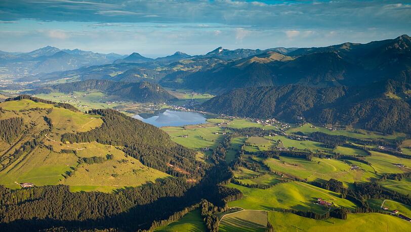 Flankiert von den ersten Vorboten des Kaisergebirges liegt er still und beschaulich schön da: der Walchsee im Kaiserwinkl. Hier posieren die Nachwuchsmodels für ein professionelles Fotoshooting. Flankiert von den ersten Vorboten des Kaisergebirges liegt er still und beschaulich schön da: der Walchsee im Kaiserwinkl. Hier posieren die Nachwuchsmodels für ein professionelles Fotoshooting.
