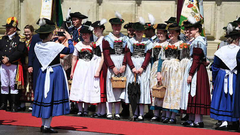 Bayerisches Brauchtum: Trachtlerinnen am Max-Joseph-Platz.