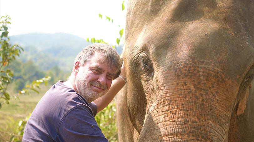 Bodo Förster hat keine Berührungsängste bei seinen Elefanten &ndash; derzeit hat er 13 Tiere.