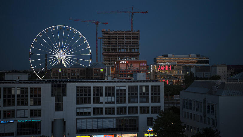 Das "Hi-Sky"-Riesenrad im Münchner Werksviertel. Einige Anwohner fühlen sich von der Beleuchtung gestört.