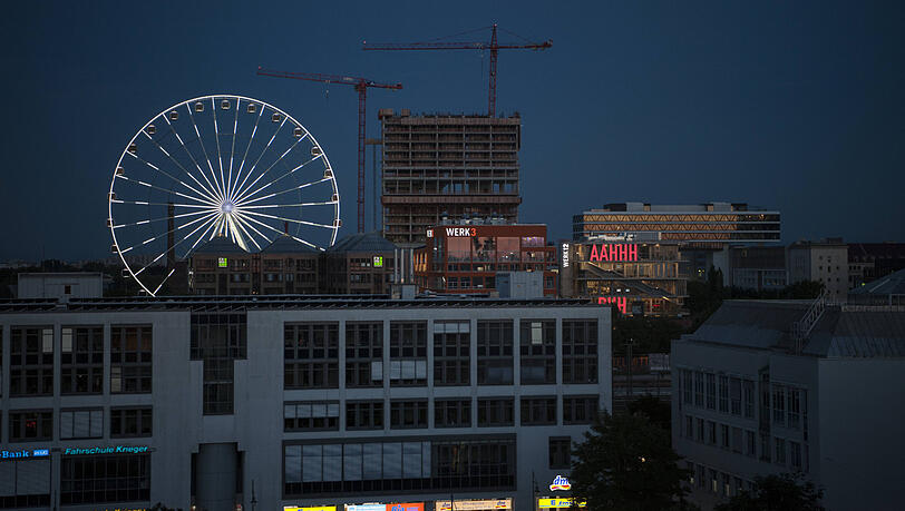 Das "Hi-Sky"-Riesenrad im Münchner Werksviertel. Einige Anwohner fühlen sich von der Beleuchtung gestört. Das "Hi-Sky"-Riesenrad im Münchner Werksviertel. Einige Anwohner fühlen sich von der Beleuchtung gestört.