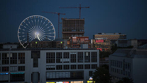 Das "Hi-Sky"-Riesenrad im Münchner Werksviertel. Einige Anwohner fühlen sich von der Beleuchtung gestört.