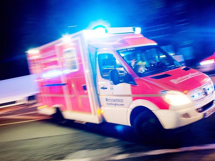 Rettungswagen im Einsatz. Foto: Marcel Kusch/dpa/Symbolbild