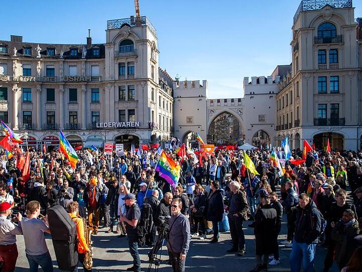 Teilnehmer an der Demonstration gegen die Sicherheitskonferenz versameln sich auf dem Karlsplatz.