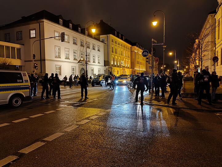Die Polizei hat mehrere Straßen im Univiertel abgesperrt.