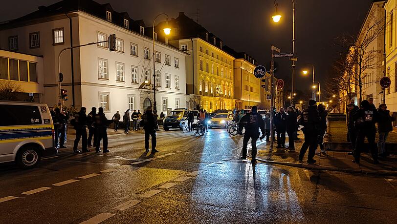 Die Polizei hat mehrere Straßen im Univiertel abgesperrt. Die Polizei hat mehrere Straßen im Univiertel abgesperrt.
