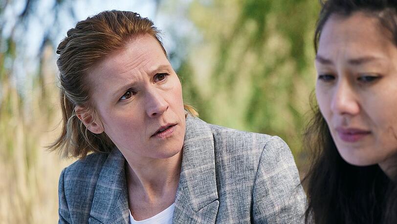Julia Grosz (Franziska Weisz) möchte die verschwundene Ela (Elisabeth Hofmann) im "Tatort: Schattenleben" finden.