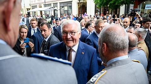 Bundespräsident Frank-Walter Steinmeier (M.) trifft in Hermannstadt Soldatinnen und Soldaten der Bundeswehr, die im Multinationalen Korps Süd-Ost der Nato im Einsatz sind.