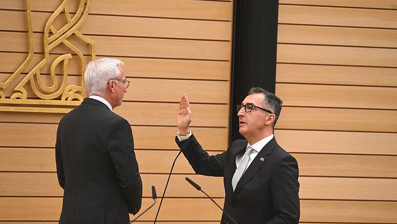 Nach seiner Wahl wurde &Ouml;zdemir als Ministerpr&auml;sident vereidigt.