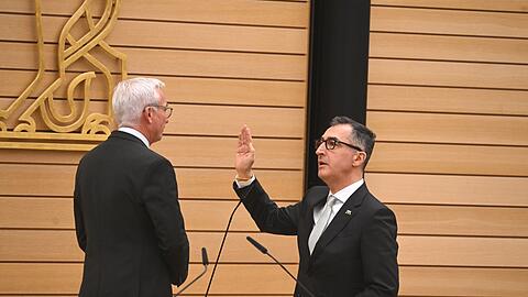 Nach seiner Wahl wurde &Ouml;zdemir als Ministerpr&auml;sident vereidigt.