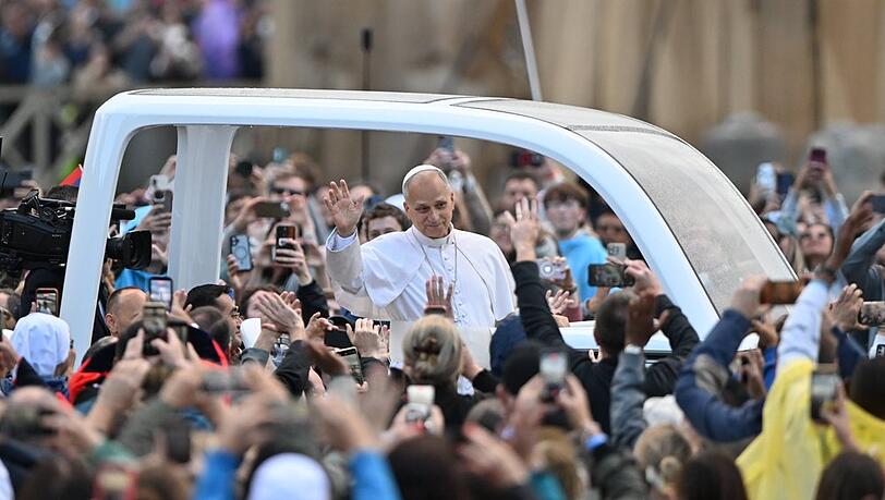 Die Menge jubelt Papst Leo XIV. am Mittwochvormittag auf dem Petersplatz zu. Die Menge jubelt Papst Leo XIV. am Mittwochvormittag auf dem Petersplatz zu.