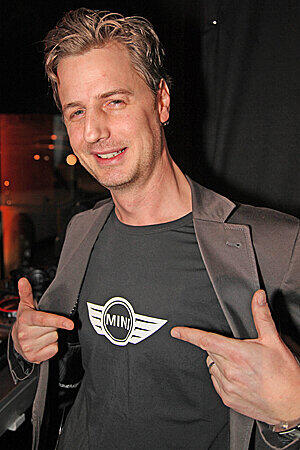 Stand-up Comedian Florian Simbeck -hier mit cooler Checkerpose- ..