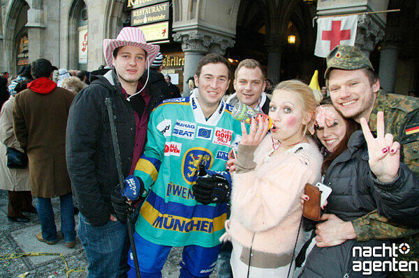 Große Faschingsparty am Marienplatz! Ab zwölf Uhr richtete dort Charivari eine Show aus. Der Hauptact: Alexander Marcus. Die Münchner hatten ihren Spaß. Mehr Bilder unter: www.nachtagenten.de