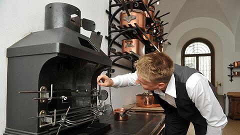 Auf Schloss Neuschwanstein wurden neue Exponate vorgestellt. Hier: Ein wärmegetriebener Hühnerbräter in der Schlossküche.