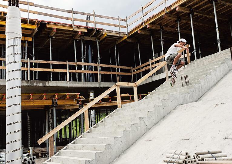 Schaubühne Baustelle:
Die Absolventin der Fachhochschule Würzburg-Schweinfurt (Fakultät Gestaltung) siegte in der neuen Kategorie &bdquo;Nachwuchsfotografie&ldquo; mit einer Serie zum Thema &bdquo;Abbruch, Umbruch, Aufbruch&ldquo;. In ihrer Arbeit, die im Rahmen eines studentischen Projekts in Zusammenarbeit mit dem Bund Deutscher Architekten entstand, wird die Baustelle zur Schaubühne: Unterschiedliche Sportarten werden dort neu inszeniert, um eine etwas andere Art der Architekturfotografie zu beleuchten. Der Nachwuchspreis ist mit 1000 Euro dotiert.