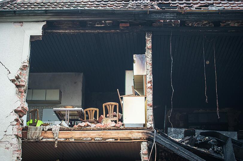 Die umliegenden Häuser wurden evakuiert, der Bereich um das betroffene Haus wurde weiträumig abgesperrt.