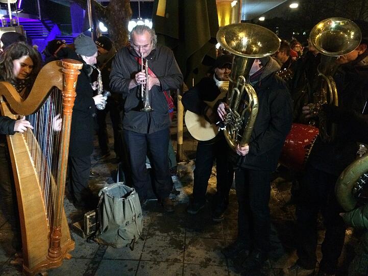 "Wir blasen Bagida den Marsch!" Unter diesem Motto wird am Goetheplatz für ein buntes, tolerantes München demonstriert - mit Musik.