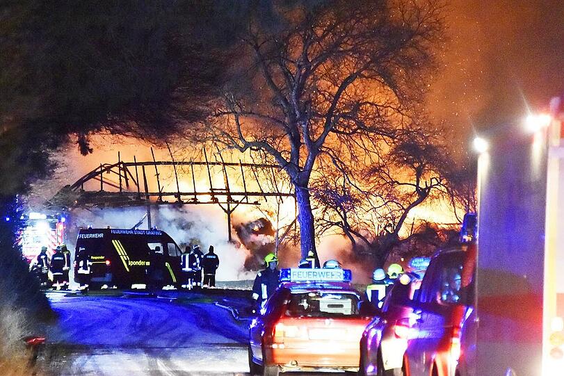 Kurz vor 23 Uhr gingen mehrere Notrufe ein. Als die freiwillige Feuerwehr eintraf, stand die komplette Scheune bereits in Flammen.