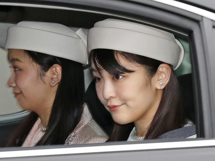 Prinzessin Mako von Akishino (r) und ihre jüngere Schwester Prinzessin Kako, Enkelinnen des japanischen Kaisers, verlassen den Kaiserpalast nach der Abdankungszeremonie.
