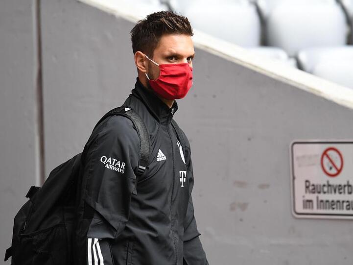 Münchens Torwart Sven Ulreich kommt mit Mundschutz ins Stadion. Foto: Sven Hoppe/dpa-Pool/dpa