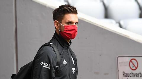 Münchens Torwart Sven Ulreich kommt mit Mundschutz ins Stadion. Foto: Sven Hoppe/dpa-Pool/dpa