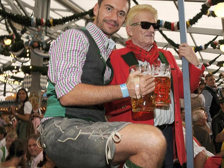 Der Moderator Florian Silbereisen (l) bei der Eröffnung des Oktoberfestes 2014 in München. Foto: Ursula Düren/Archiv