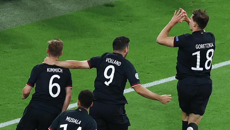 Deutschlands Leon Goretzka (r) machte mit seinem Tor zum 2:2 den Einzug ins Achtelfinale perfekt.