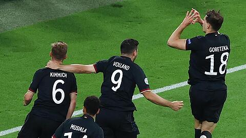 Deutschlands Leon Goretzka (r) machte mit seinem Tor zum 2:2 den Einzug ins Achtelfinale perfekt.