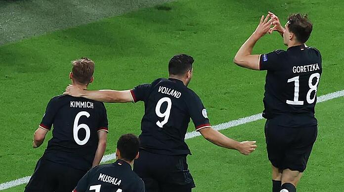 Deutschlands Leon Goretzka (r) machte mit seinem Tor zum 2:2 den Einzug ins Achtelfinale perfekt.