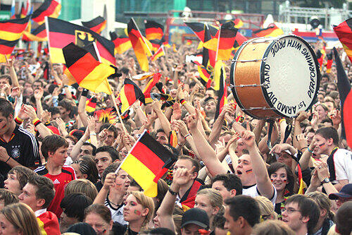 Riesensause auch an der Wöhrder Wiese, wo 100 Helfer seit gestern für die perfekte Public Viewing-Party schuften.
