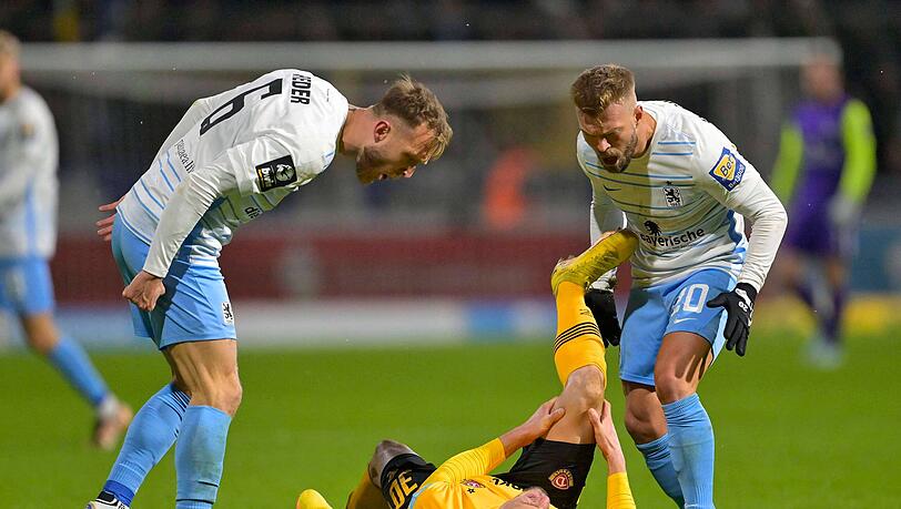 Am Ende war Dynamo Dresden oben auf. Tim Rieder (l.) und Yannick Deichmann können die Niederlage nicht verhindern.