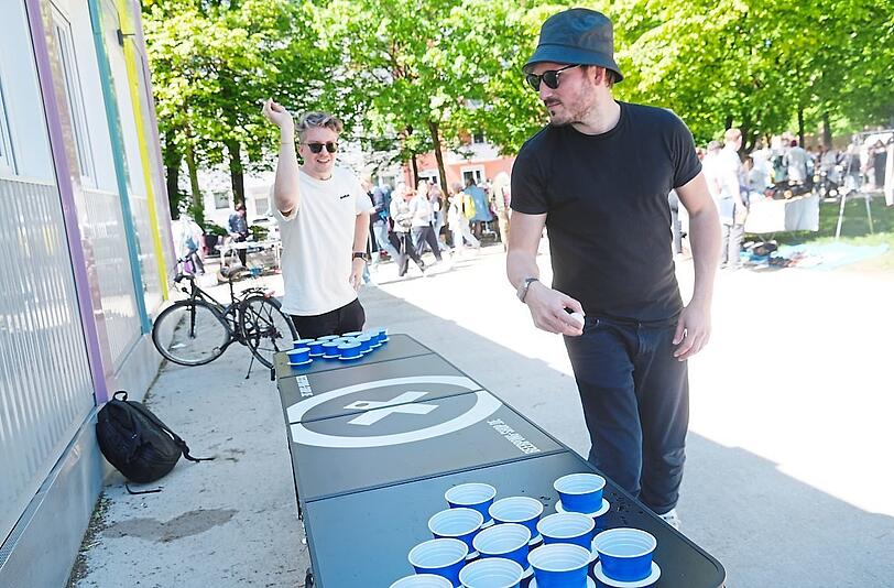 Wenn gerade kein Andrang herrscht, vertreiben sich Designer Hans und Bibliothekar Bernd die Zeit mit Bierpong.