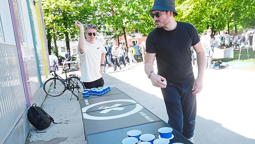Wenn gerade kein Andrang herrscht, vertreiben sich Designer Hans und Bibliothekar Bernd die Zeit mit Bierpong. Wenn gerade kein Andrang herrscht, vertreiben sich Designer Hans und Bibliothekar Bernd die Zeit mit Bierpong.