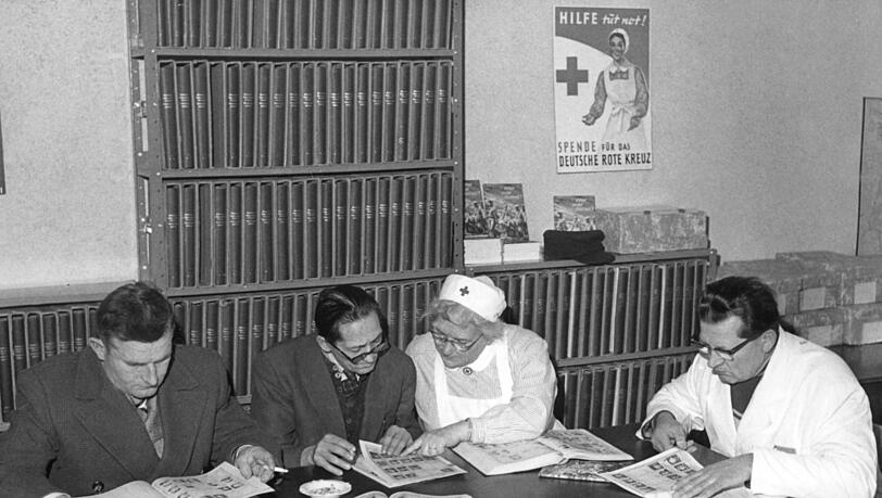 Der DRK-Suchdienst legte 1962 im Rathaus von Neuk&ouml;lln in Berlin die neuen Bildlisten mit Fotos von Vermissten aus. Ehemalige Soldaten wurden anhand der Bildlisten nach dem Schicksal ihrer Kameraden befragt.