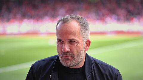 Noch ist unklar, ob Manuel Baum Trainer des FC Augsburg bleibt.