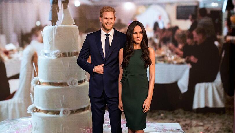 Kurz vor der Hochzeit im Jahr 2018 bekam Wachs-Harry im Madame Tussauds in London eine Wachs-Meghan. Kurz vor der Hochzeit im Jahr 2018 bekam Wachs-Harry im Madame Tussauds in London eine Wachs-Meghan.