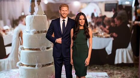 Kurz vor der Hochzeit im Jahr 2018 bekam Wachs-Harry im Madame Tussauds in London eine Wachs-Meghan.