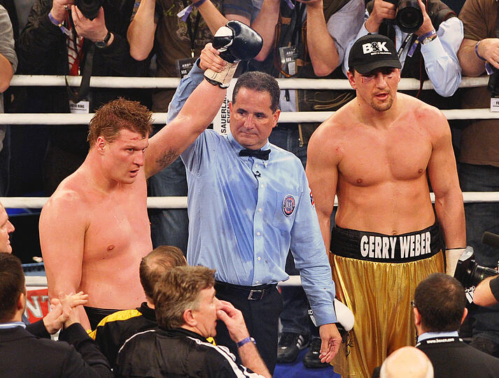 Marco Huck verlor Samstagnacht in der Porsche-Arena Stuttgart nach Punkten gegen Titelverteidiger Alexander Powetkin. Am Ring saß auch der Brite Dereck Chisora. Der 28-Jährige hatte eine Woche zuvor in München für einen Skandal gesorgt. Die Bilder