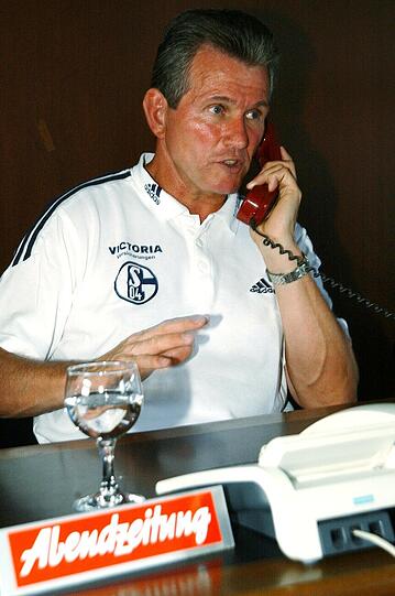 Schalke-Trainer Jupp Heynckes am AZ Leser-Telefon