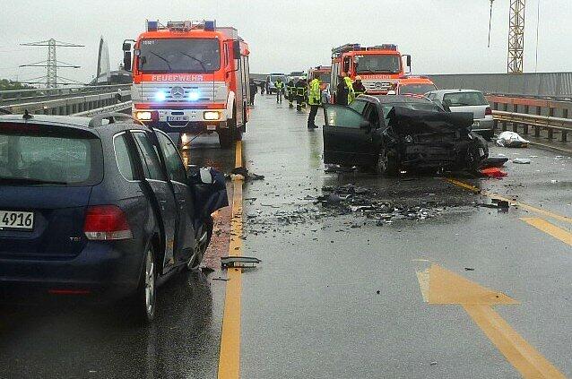 Schrecklicher Unfall bei Itzehoe: Ein überfüllter Audi rast in den Gegenverkehr. Zwei Menschen, darunter ein Kind, sterben bei dem Frontalcrash. Die Bilder von der Unfallstelle.