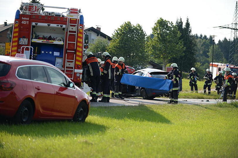 Unfall mit Folgen: Ein 18-Jähriger kam mit seinem Auto von der Straße ab und überschlug sich mehrere Male.