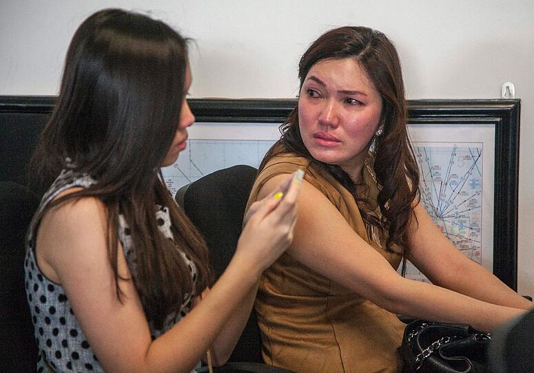 Die Angehörigen der vermissten Passagiere der AirAsia-Maschine hoffen und bangen